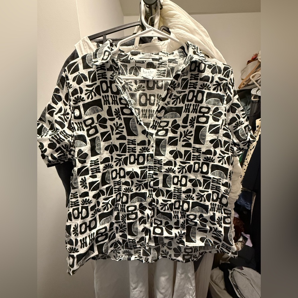 Women’s Black & White Linen Short-Sleeve Button Shirt
